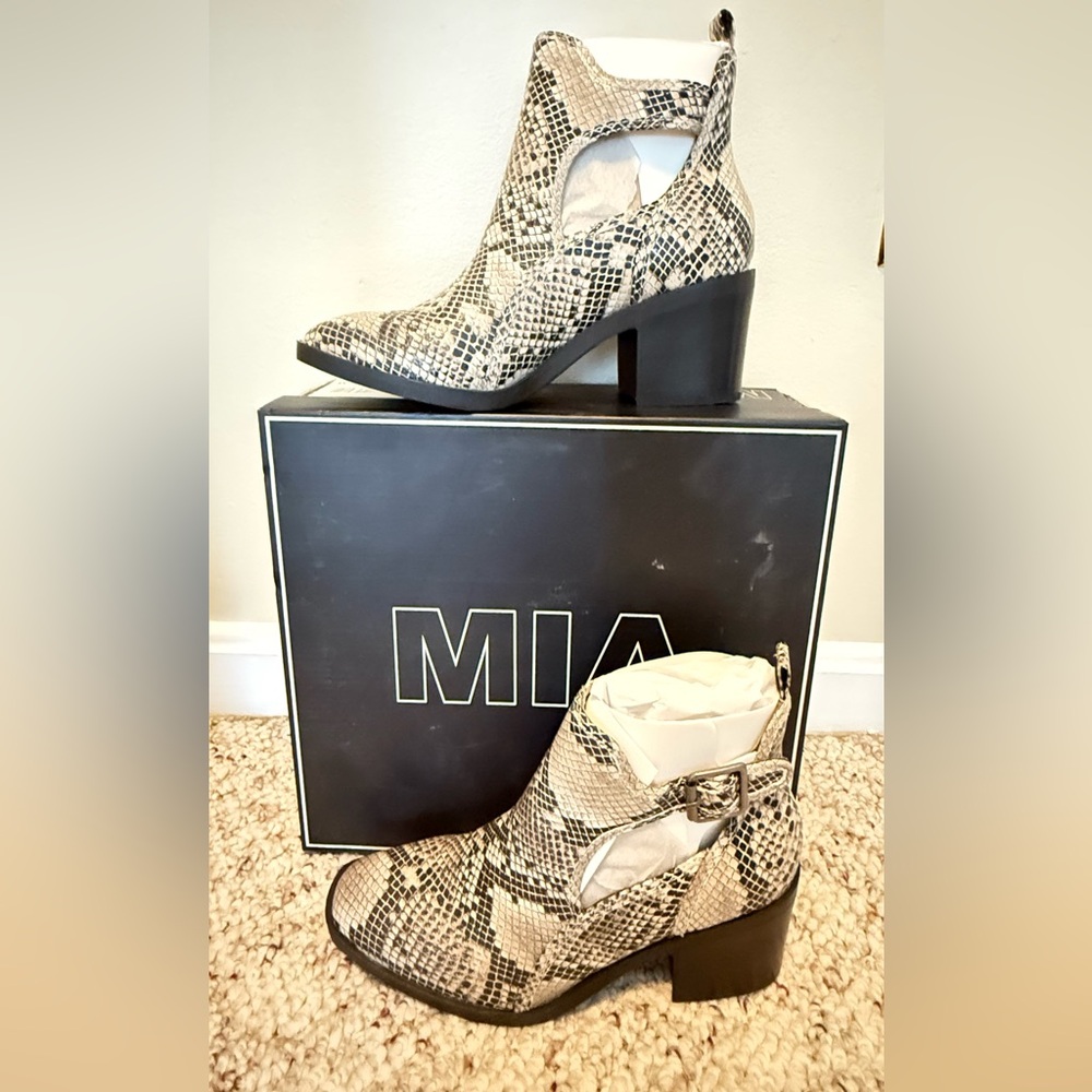 NEW!MIA Wms Edin Snakeskin Western Ankle Boots - Sz 7
